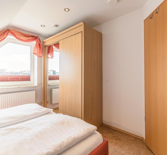 Schlafzimmer mit Kleiderschrank-Theodor-Storm-Haus, Whg. 13 - Ferienhaus / Ferienwohnung Büsum -  15