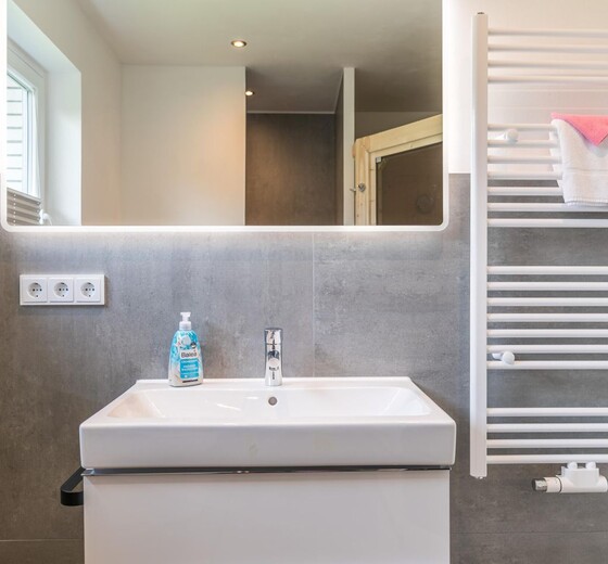 Badezimmer mit Toilette und Dusche-deichlodge, lodge.zwei - Ferienhaus / Ferienwohnung Büsum -  12