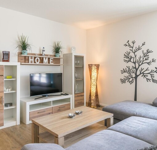 Wohnzimmer mit TV und Sofa-Haus Sand und Meer, Whg. 4, 1. OG - Ferienhaus / Ferienwohnung Büsum - 2
