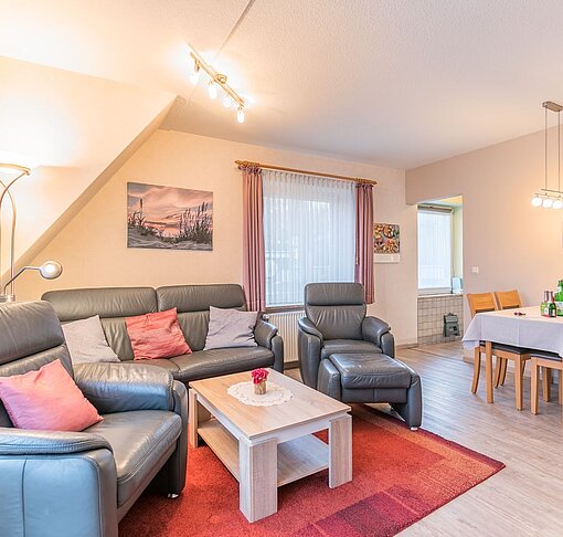 Wohnzimmer mit Sofa und Esstisch-Am Altenhof Whg. 6 - Ferienhaus / Ferienwohnung Büsum - 2