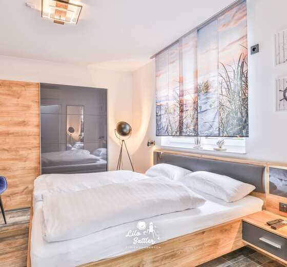 Schlafzimmer 1 mit Doppelbett und TV-Beach Suite - Ferienhaus / Ferienwohnung Büsum -  15