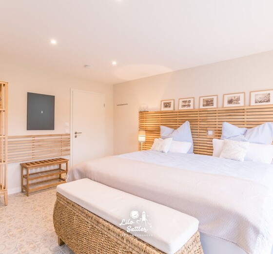 Schlafzimmer 1 mit Doppelbett und offenem Kleiderschrank-Werven50 - Ferienhaus / Ferienwohnung Warwerort -  14