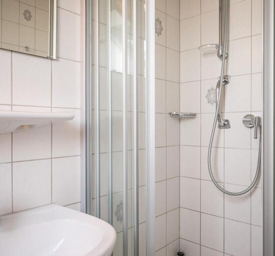Badezimmer mit Dusche und Waschbecken-Abendrot Whg. 4 - Ferienhaus / Ferienwohnung Büsum -  8