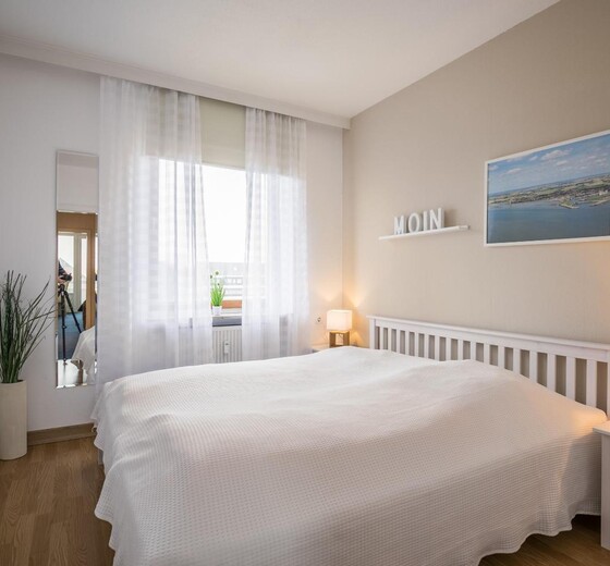 Schlafzimmer mit Bett und Fenster-Nordseekante, Whg. 505 - Ferienhaus / Ferienwohnung Büsum -  9