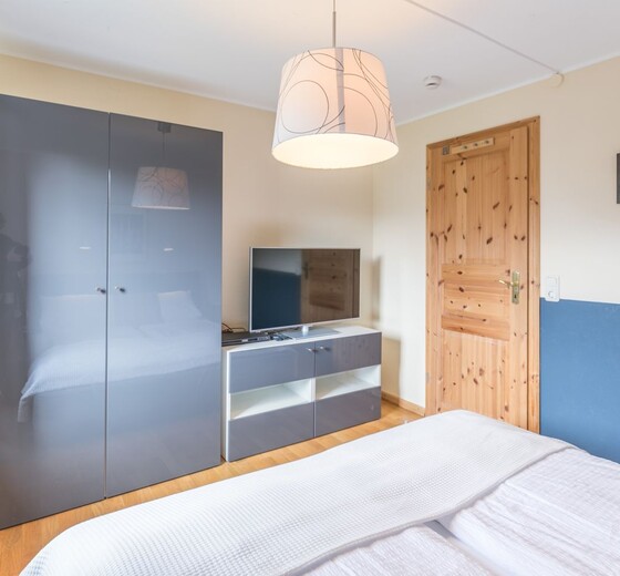 Schlafzimmer 2 mit TV und Kleiderschrank-Haus Wassermann 21a - Ferienhaus / Ferienwohnung Büsum -  19