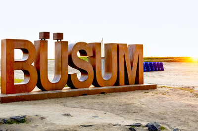 Büsum Schriftzug als Kunstwerk am Strand