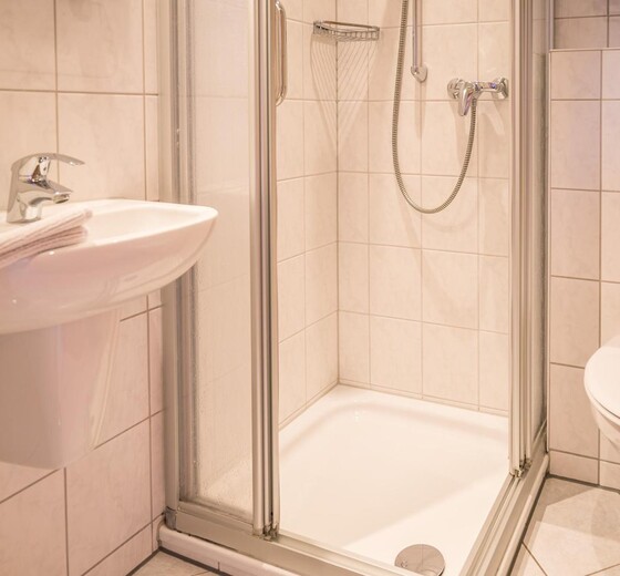 Badezimmer mit Dusche und Waschbecken-Haus Strandbrise, Whg. 3 - Ferienhaus / Ferienwohnung Büsum -  8