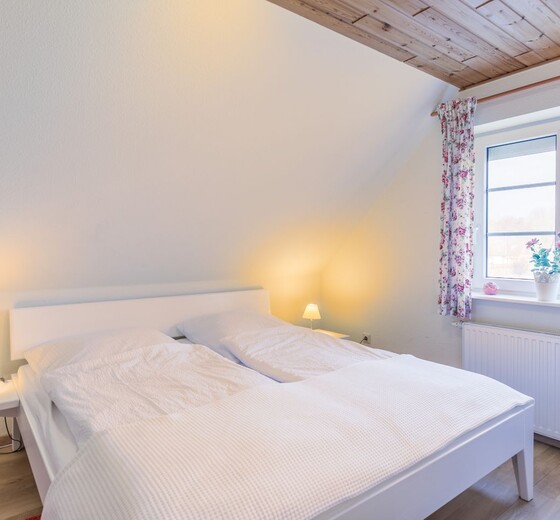 Schlafzimmer 2 mit Fenster-Dania 13 A - Ferienhaus / Ferienwohnung Büsum -  19