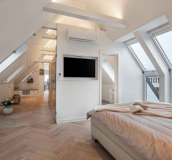 Schlafzimmer mit TV-WOLKEN.NEST Penthouse-Suite - Ferienhaus / Ferienwohnung Büsum -  26