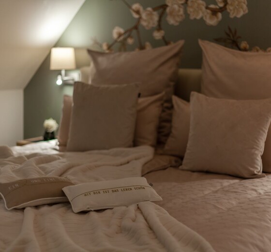 Schlafzimmer mit Bett-WOLKEN.NEST Penthouse-Suite - Ferienhaus / Ferienwohnung Büsum -  36
