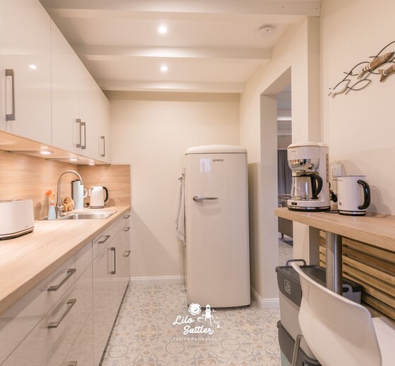 Küche mit Kühlschrank und Durchgang zum Wohnzimmer-Werven50 - Ferienhaus / Ferienwohnung Warwerort -  13