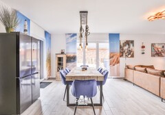Wohnzimmer mit Esstisch und TV-Beach Suite- Ferienhaus / Ferienwohnung Büsum - 4