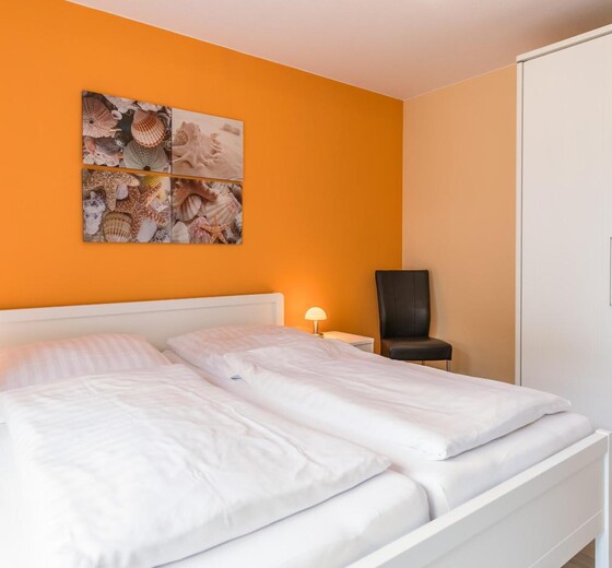 Schlafzimmer 1 mit Kleiderschrank-Haus Oberdeck, Whg. 2 - Ferienhaus / Ferienwohnung Büsum -  18