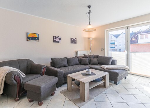 Wohnzimmer mit Sofa und Tisch-Theodor-Storm-Haus, Whg. 9 - Ferienhaus / Ferienwohnung Büsum - 1