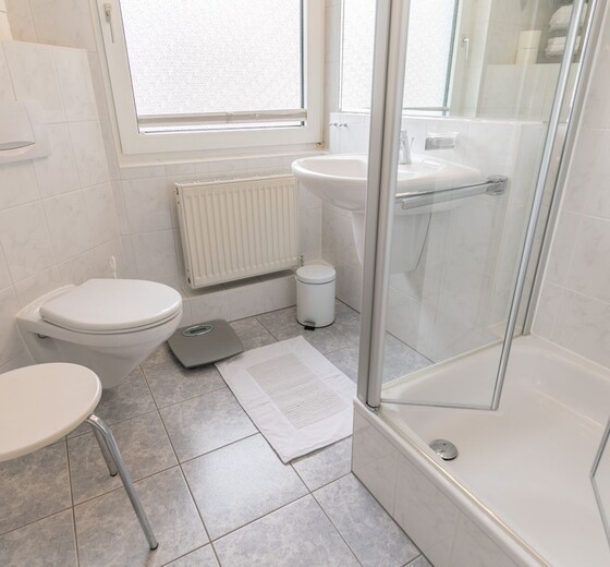 Badezimmer mit Dusche und Waschbecken-Haus Alleestraße 37, Wohnung 1, 1. OG - Ferienhaus / Ferienwohnung Büsum -  10